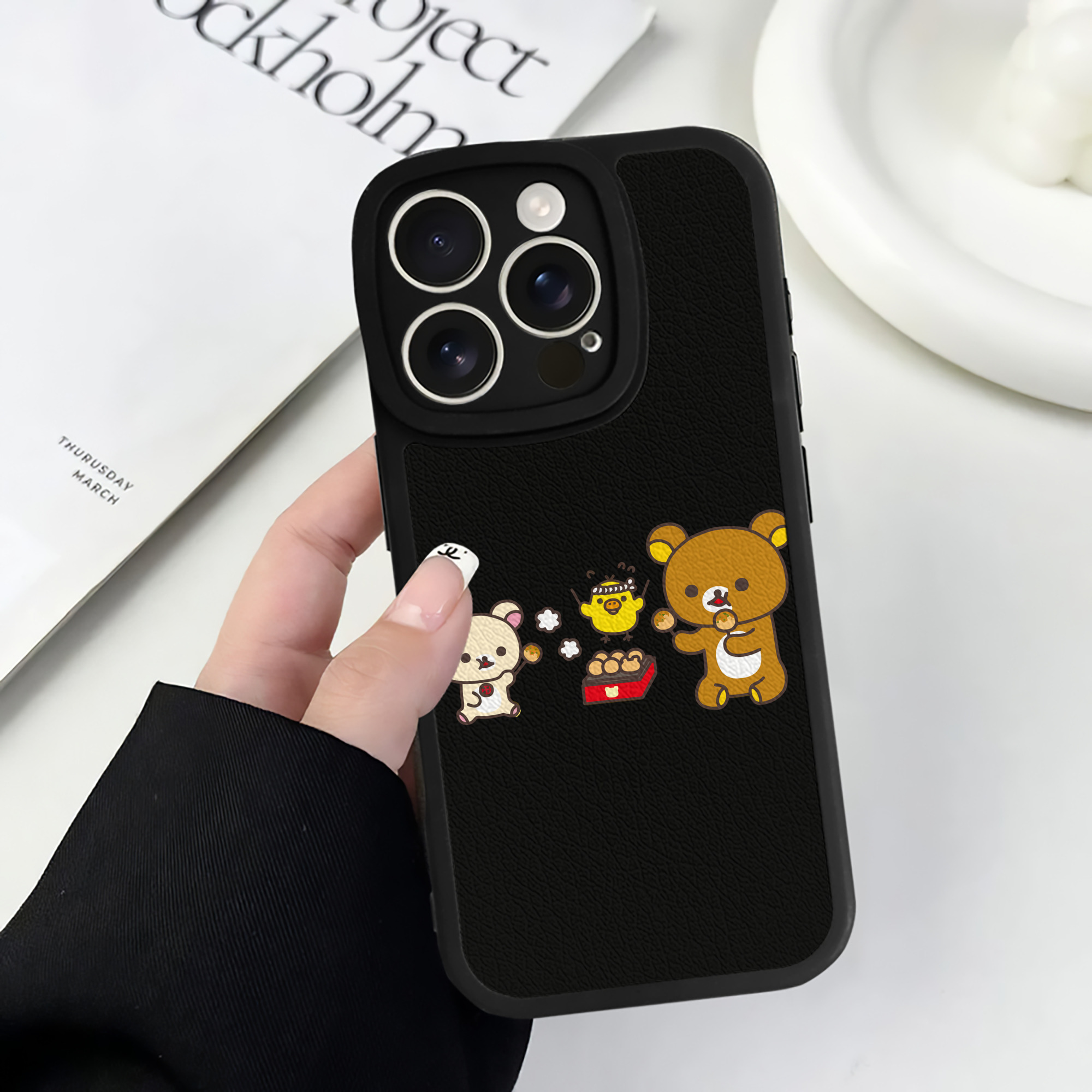 （画像用） リラックマ リラックマ キイロイトリ Rilakkuma Korilakkuma Kiiroitori 【iPhone 16シリーズ対応】シリコンスマホケース（レザー調） 材質：シリコン